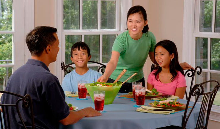 Desfrute de um jantar familiar diário sem smartphones ou tecnologia que os distraia.