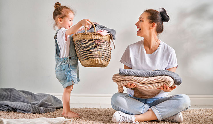 Envolva seus filhos em alguma tarefa ou afazeres do lar de acordo com sua idade (dobrar as roupas, encomendar os brinquedos, pendurar as roupas, desembalar os víveres, colocar a mesa, alimentar o cachorro etc.).