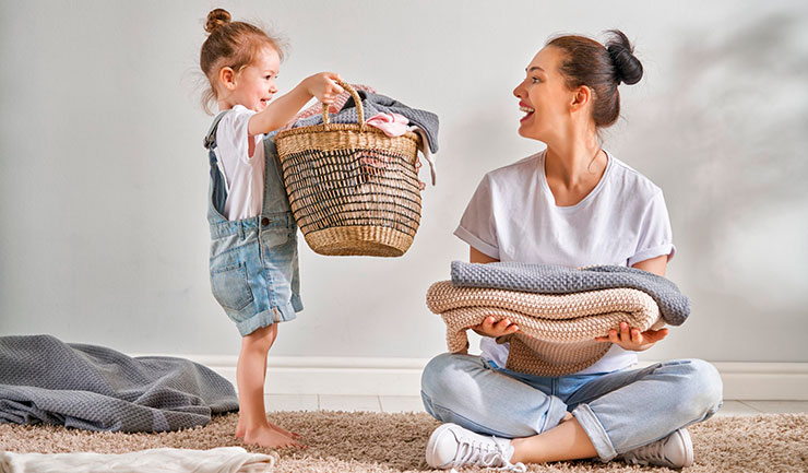 Envolva seus filhos em alguma tarefa ou afazeres do lar de acordo com sua idade (dobrar as roupas, encomendar os brinquedos, pendurar as roupas, desembalar os víveres, colocar a mesa, alimentar o cachorro etc.).