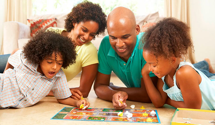 Jogue jogos de tabuleiro como família. Ou se as crianças forem muito pequenas para jogos de tabuleiro, deixe-se levar pelos seus interesses e permita que sejam eles a mandar no jogo.